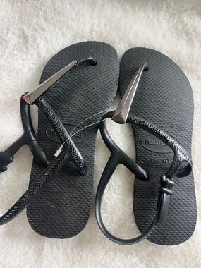 Havaianas Women's Black Slim Strap Sandals with Metallic Accent